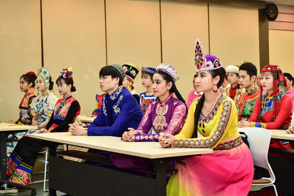 集團(tuán)各級企業(yè)積極組織員工觀看“兩會(huì)”（圖）